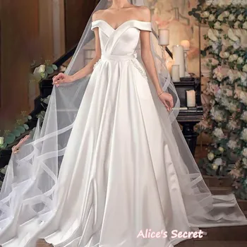 Сватбена рокля от сатен с цвят на слонова кост трапецовидна форма, сватбена рокля с открити рамене, без ръкави във формата на сърце, с гънки, с дължина до пода, с влак